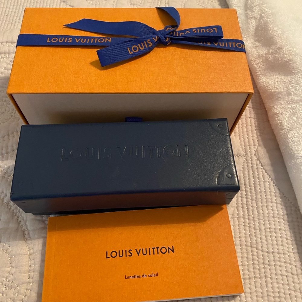 Gold aviator unisex Louis Vuitton sun glasses